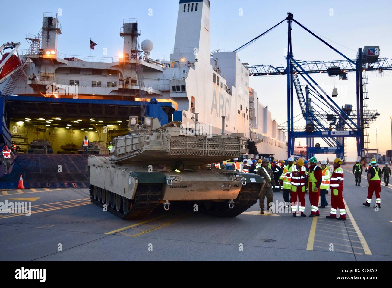 Eine M1A2 Abrams Battle Tank vom 2. gepanzerte Brigade Combat Team, 1.Infanterie Division, entlastet von einem Schiff in Danzig, Polen, Sept. 13. Stockfoto