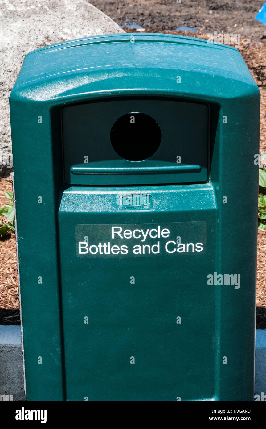 Apple Valley, Minnesota. Minnesota Zoo. Recycling Container für Flaschen und Dosen. Stockfoto