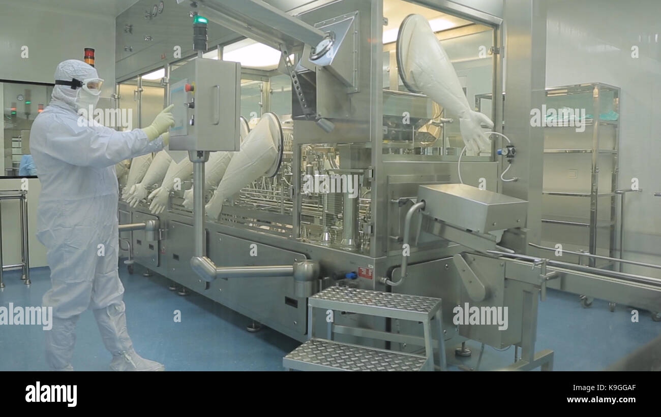 Pharmazeutische Industrie. Männliche Arbeiter, der Überprüfung der Qualität der Pillen ...