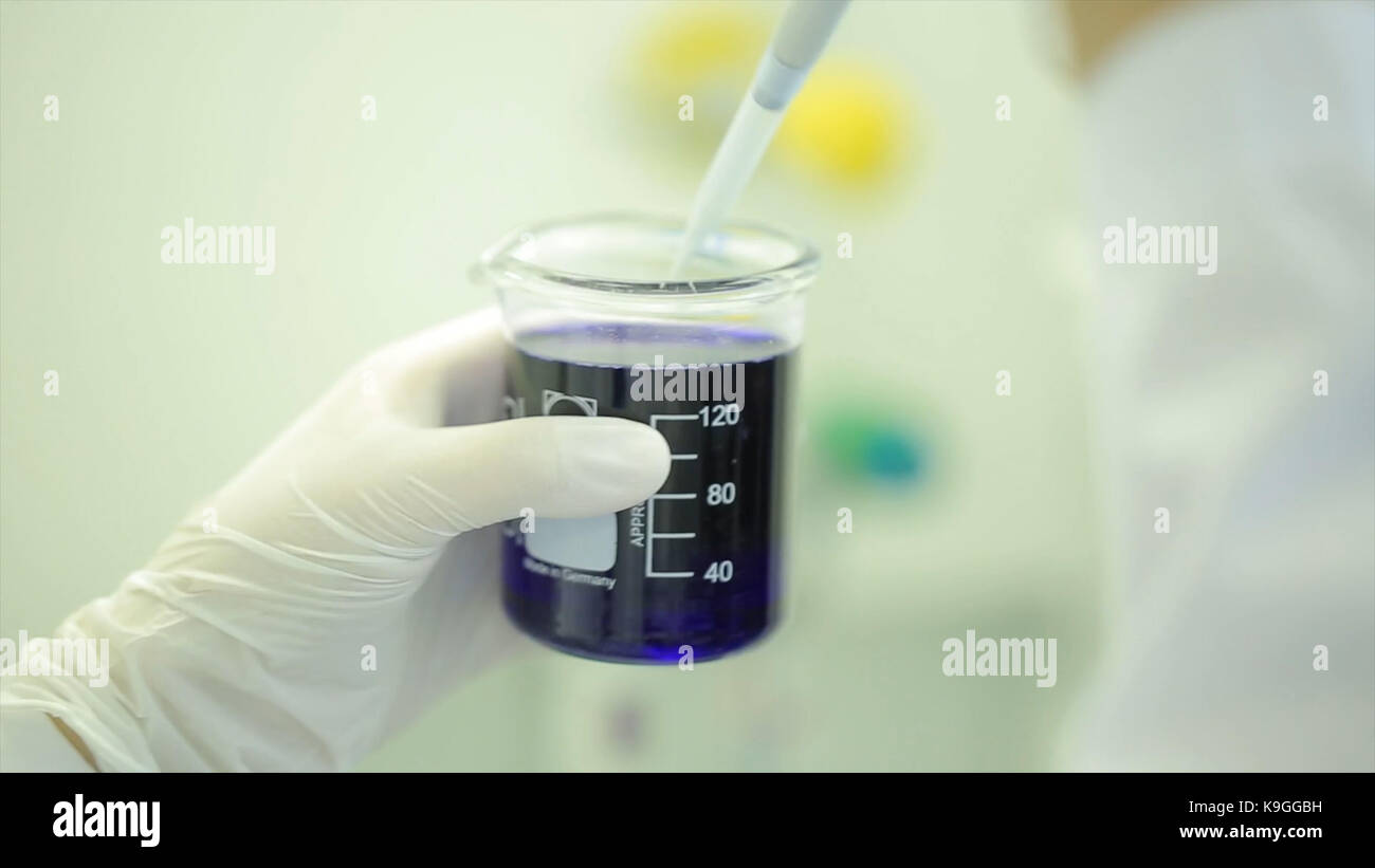Reagenzgläser Nahaufnahme. Medizinische Ausrüstung. Close-up Aufnahmen von einem Wissenschaftler mit einem Micro pipette in einem Labor. Labortechniker Einspritzen der Flüssigkeit in einer Mikrotiterplatte. Reagenzgläser. Kleine Tiefenschärfe. Stockfoto