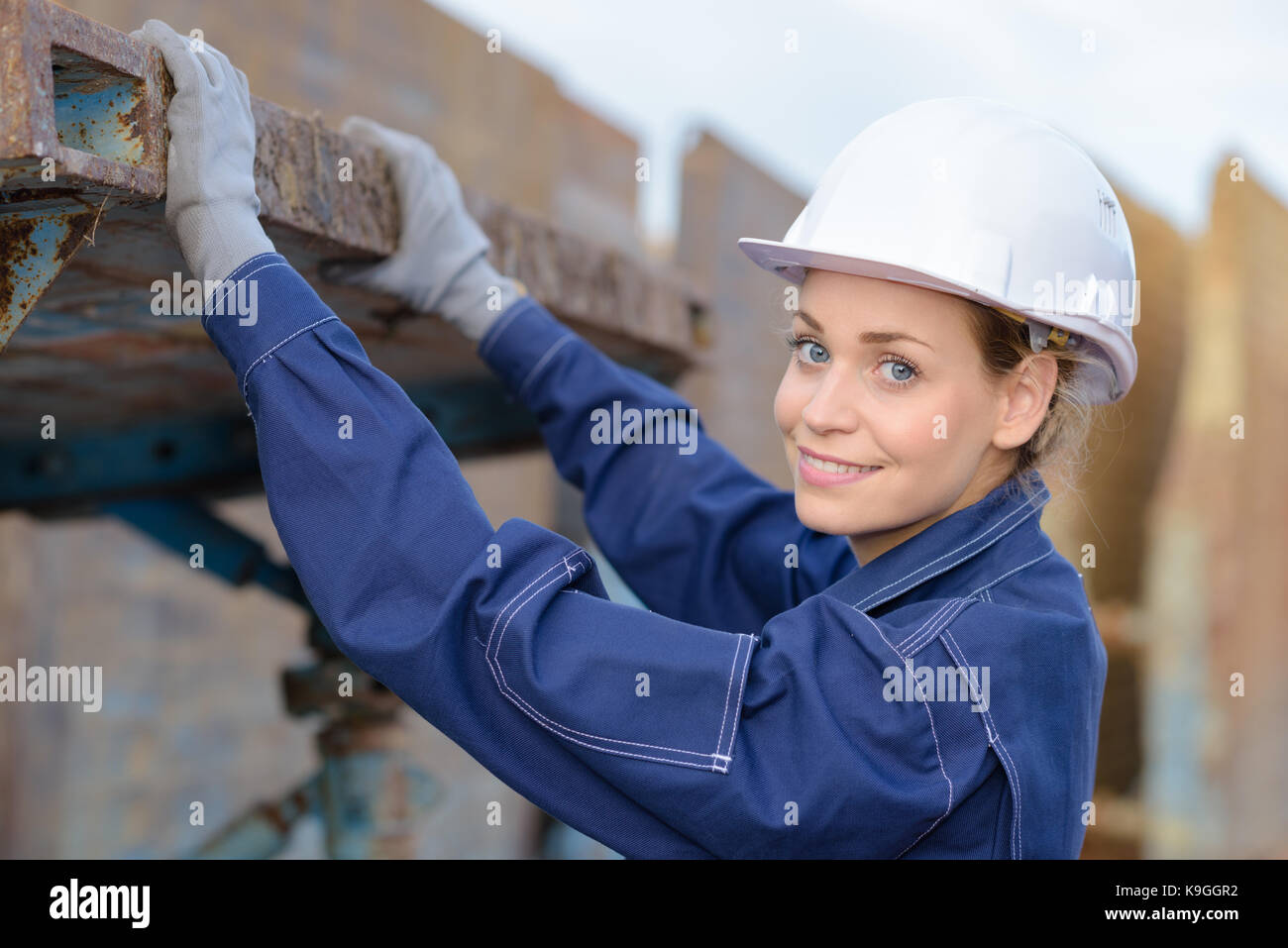 Weibliche Arbeitnehmer außerhalb Hände auf Gerüst Stockfoto