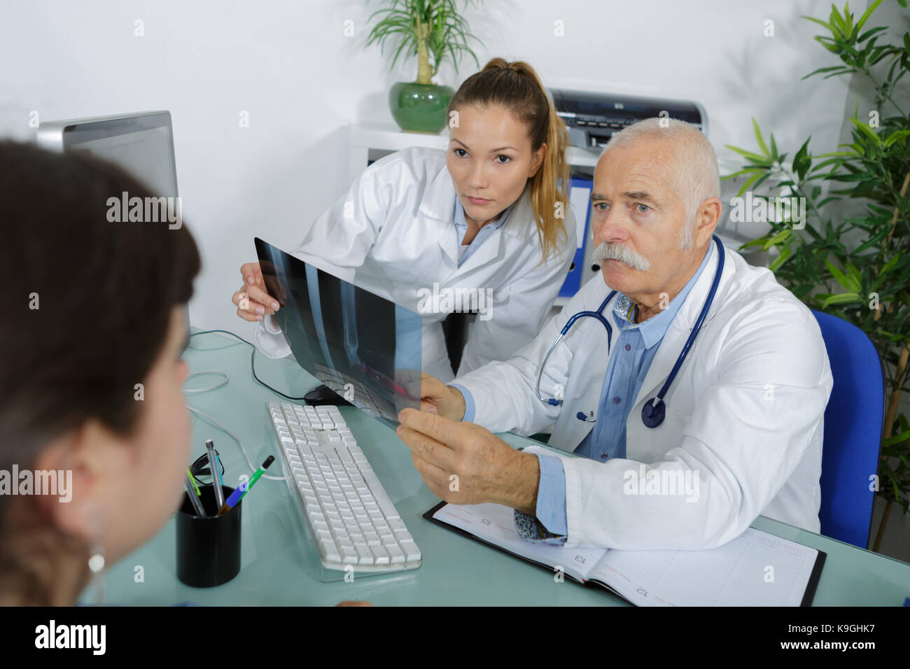 2 Ärzte überprüfung Patienten röntgen Stockfoto