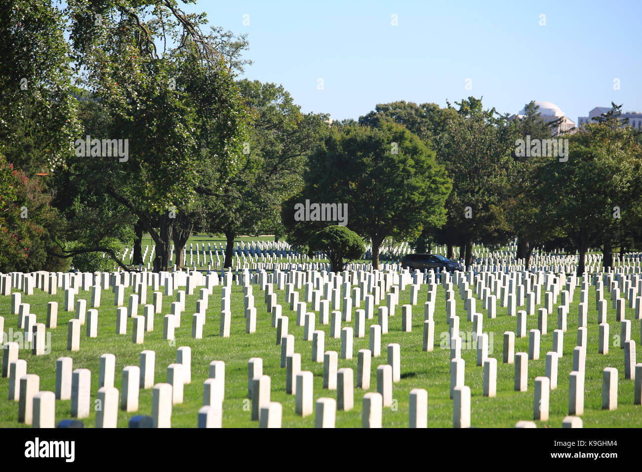Weißer Friedhof und verteilter Grabstein auf dem nationalfriedhof washington arlington Stockfoto