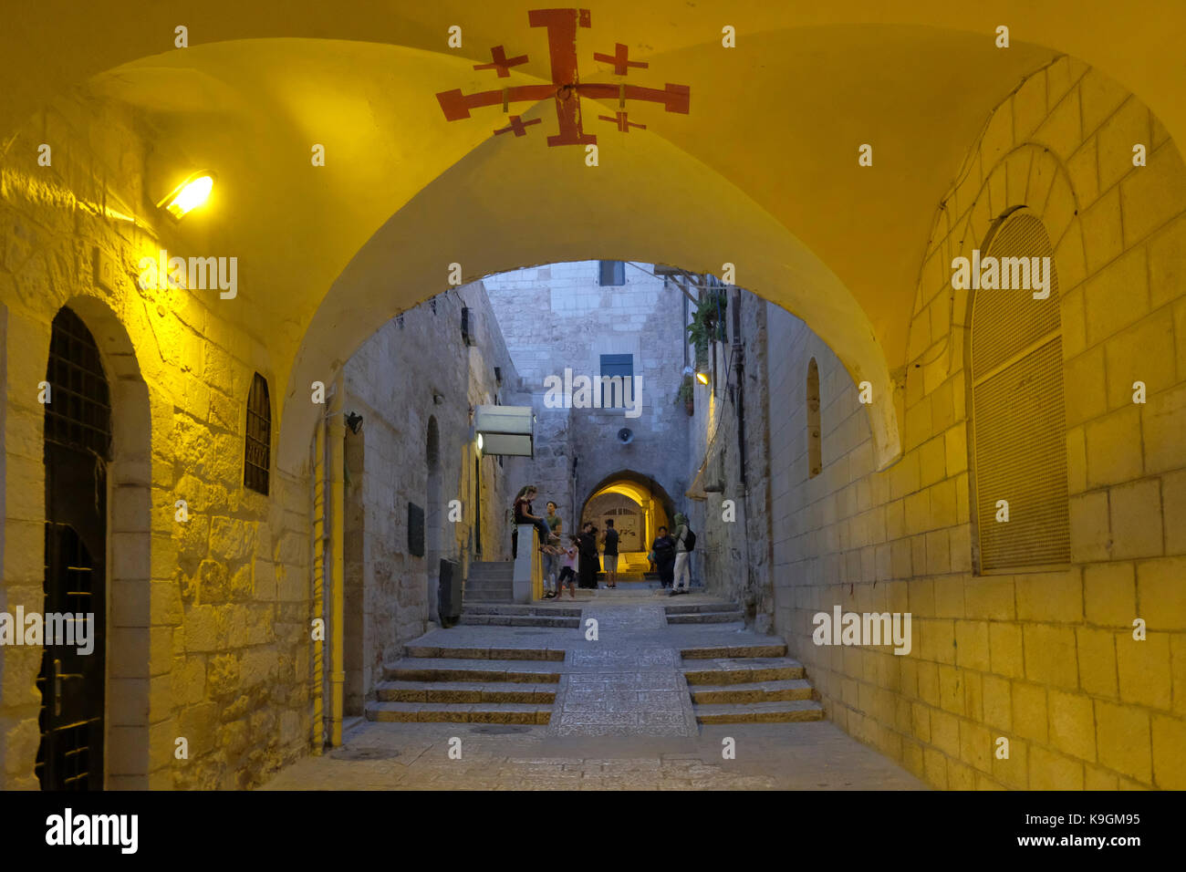 Das Jerusalem-Kreuz oder Kreuzritterkreuz mit vier gleichen Armen Und vier kleine Kreuze in jeder Ecke sind eingemalt Eine Bogenpassage in der St. Francis Street beim Christian Viertel in der Altstadt Ost-Jerusalem Israel Stockfoto