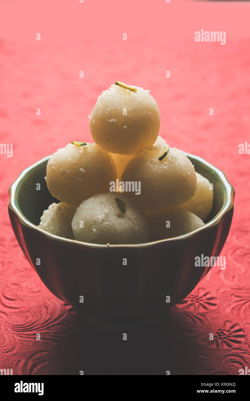 Stock Foto von Rasgulla oder Schwamm Ras Gulla, ist es von der Form eines Balls, mit Knödel von Chhena und Grieß Teig, in Sirup gekocht von Zucker. Stockfoto