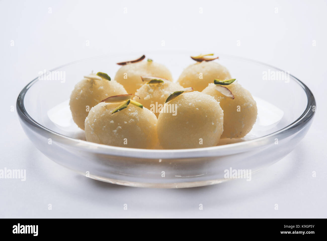 Stock Foto von Rasgulla oder Schwamm Ras Gulla, ist es von der Form eines Balls, mit Knödel von Chhena und Grieß Teig, in Sirup gekocht von Zucker. Stockfoto