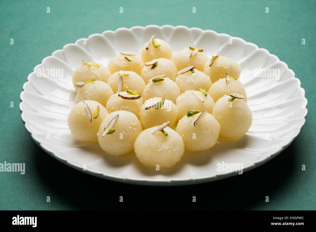 Stock Foto von Rasgulla oder Schwamm Ras Gulla, ist es von der Form eines Balls, mit Knödel von Chhena und Grieß Teig, in Sirup gekocht von Zucker. Stockfoto