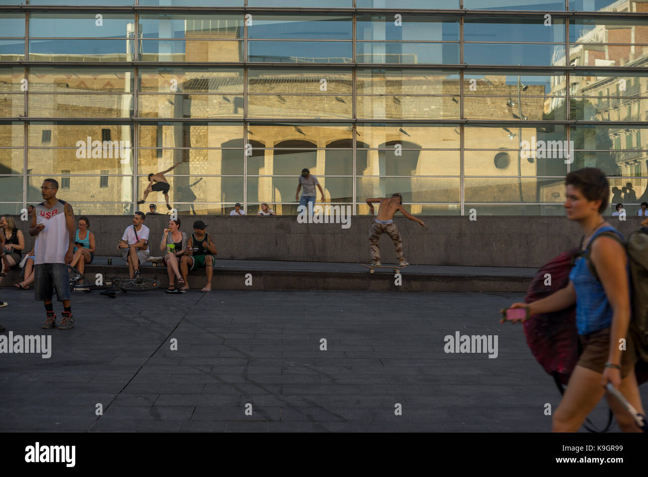 Menschen entspannen, spazieren gehen und Skateboarden in Plaça dels Ängels, Barcelona, Spanien 2017. Stockfoto