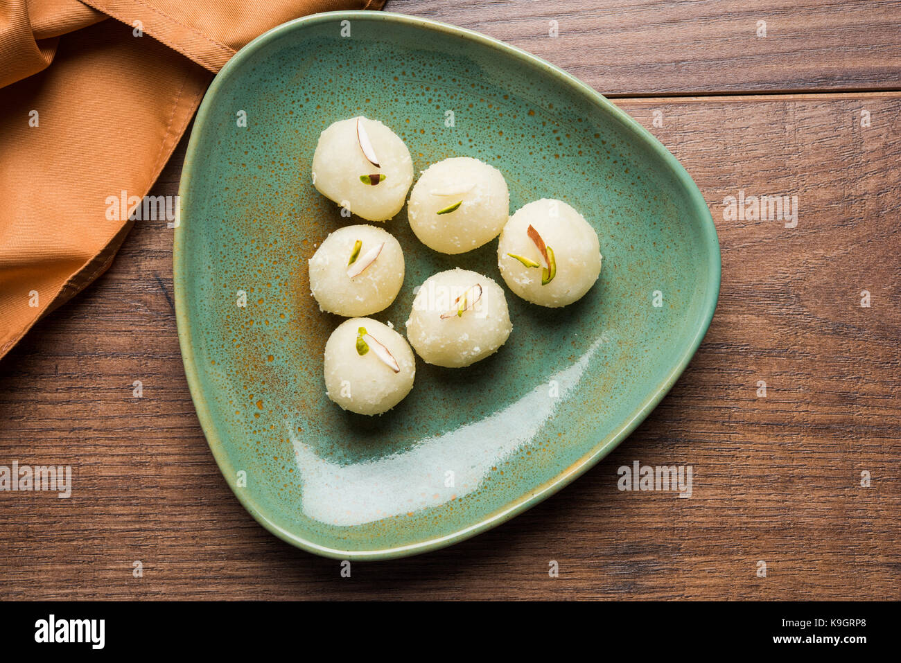 Stock Foto von Rasgulla oder Schwamm Ras Gulla, ist es von der Form eines Balls, mit Knödel von Chhena und Grieß Teig, in Sirup gekocht von Zucker. Stockfoto