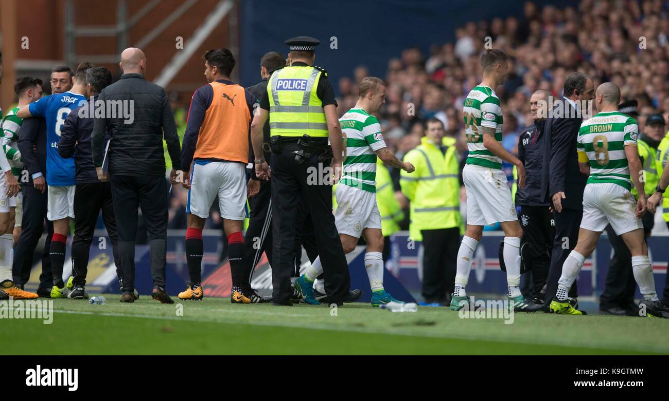 Celtic Scott Brown ist unten geführte der Tunnel nach einem Streit mit Rangers manager Pedro Caixiha (zweiten links) Während die Ladbrokes Scottish Premier League Spiel im Ibrox Stadium, Glasgow. Stockfoto