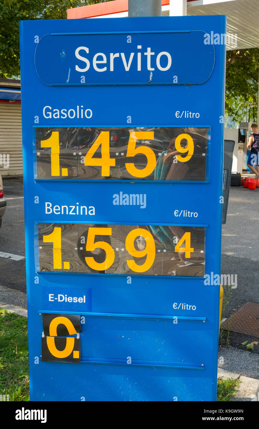 Ältere Servito und Preis Zeichen außerhalb einer Tankstelle im ländlichen Italien Stockfoto