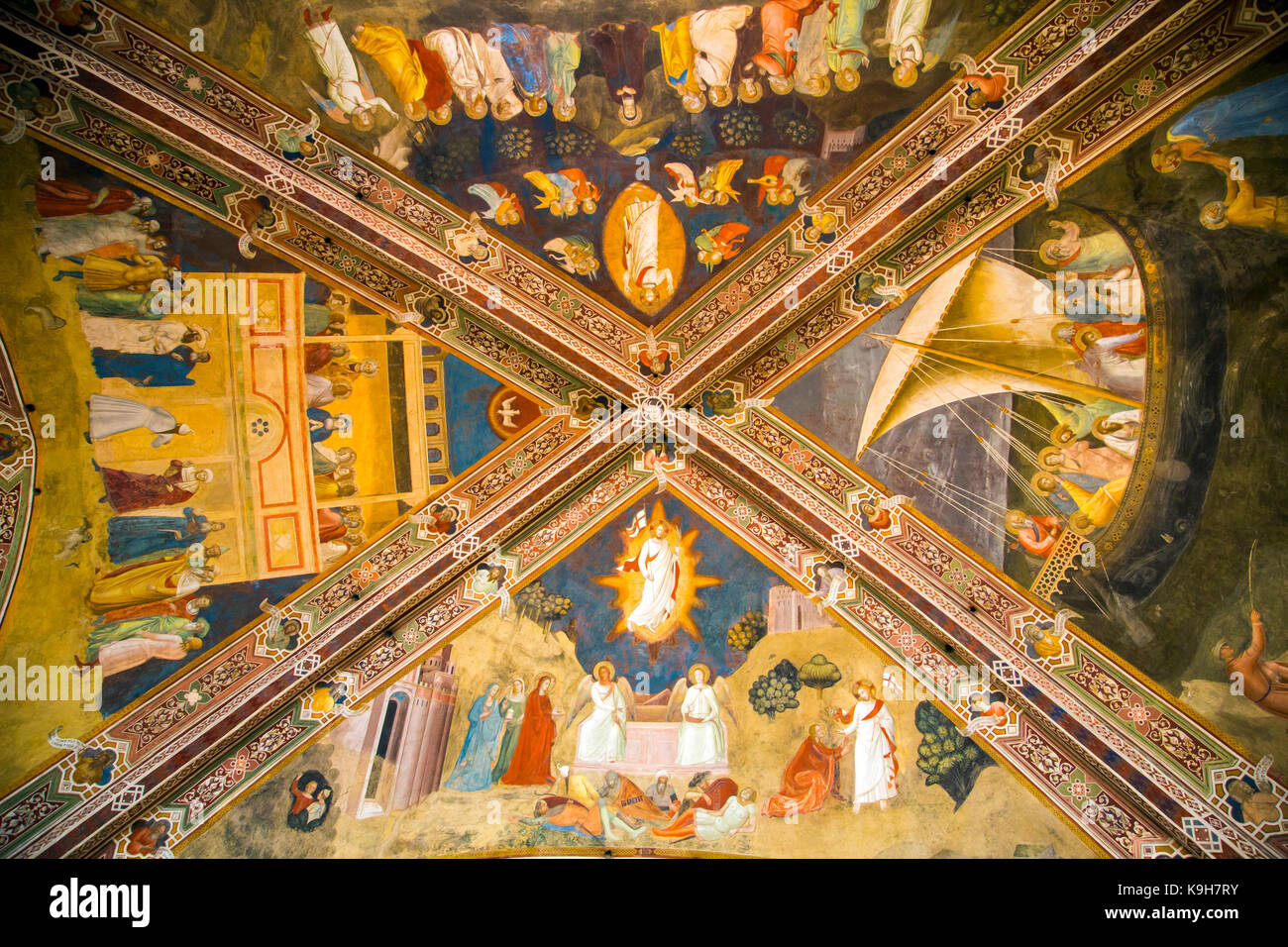 Die Passion und die Auferstehung Christi (unten) und andere Fresken in der Vault Overhead in der spanischen Kapelle von Santa Maria Novella Chur Stockfoto