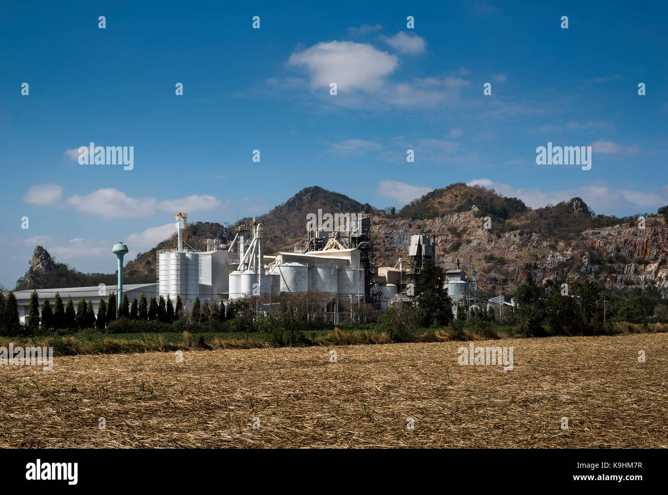 Zementwerk und Rocky Mountains in Saraburi, Thailand. Zementwerke fertigt aus Kalkstein Berg in Saraburi. Stockfoto