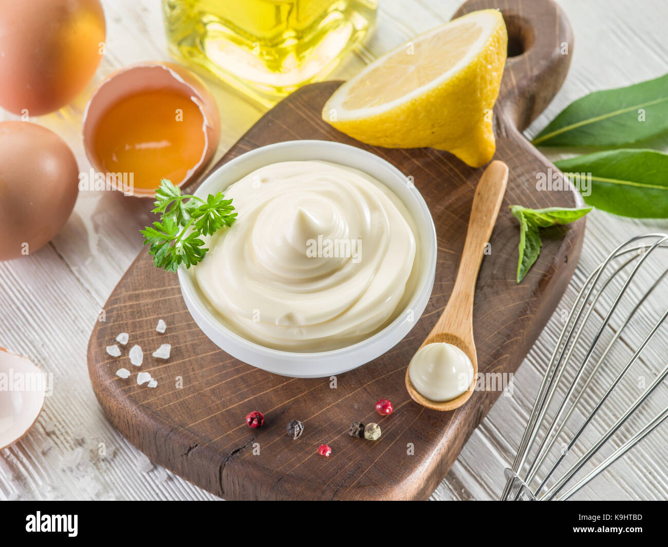 Natürliche Mayonnaise Zutaten und die Sauce selbst. Stockfoto