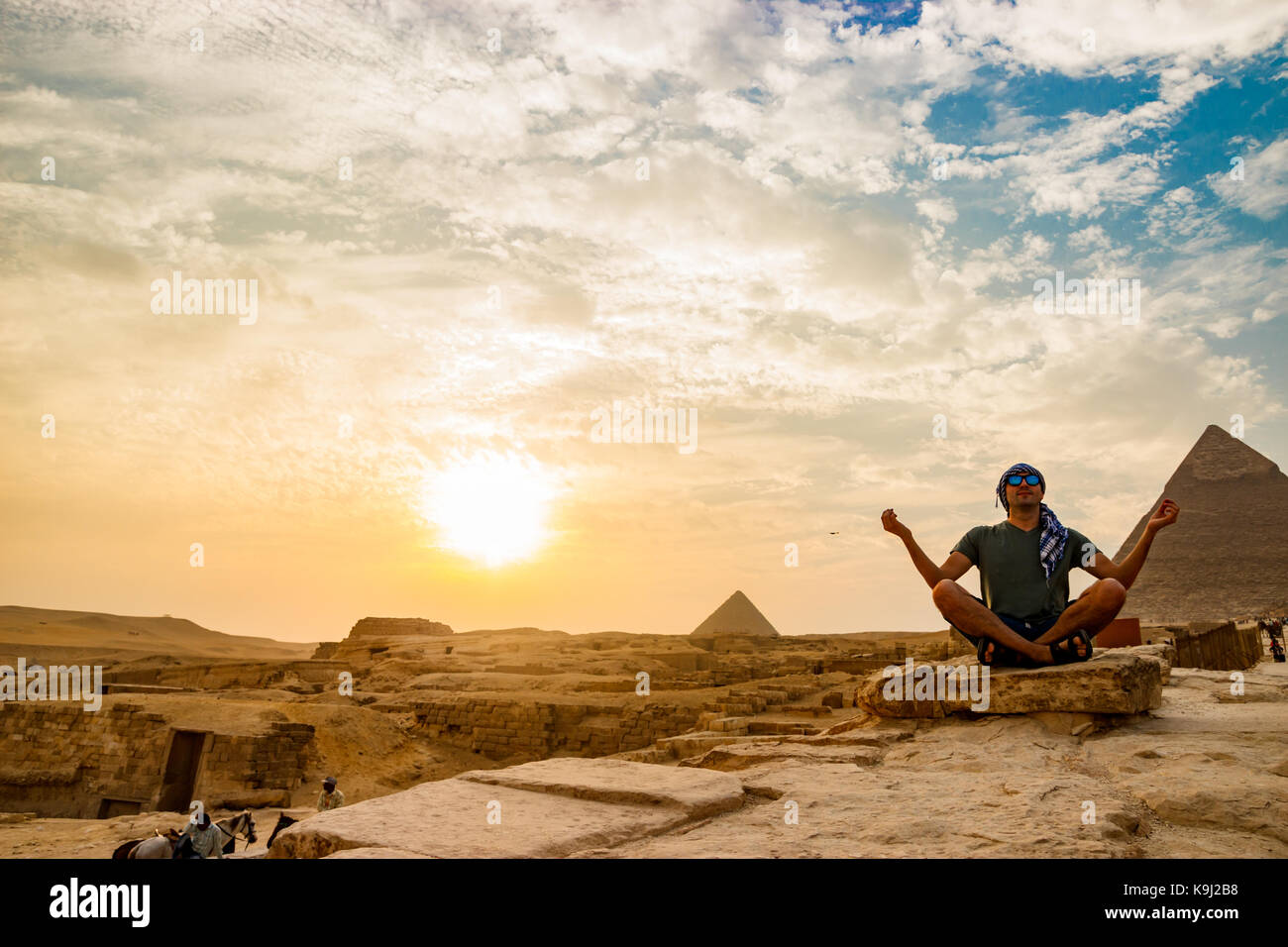 Meditation in der Nähe der Pyramiden in Kairo, Ägypten Stockfoto