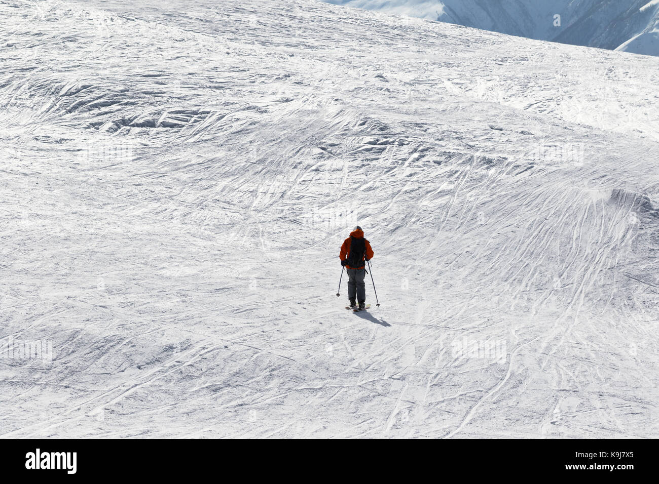 Skifahrer bergab auf Schnee off-piste-Hang in der Sonne Winter Tag. Kaukasus, Georgien, Region Gudauri. Stockfoto