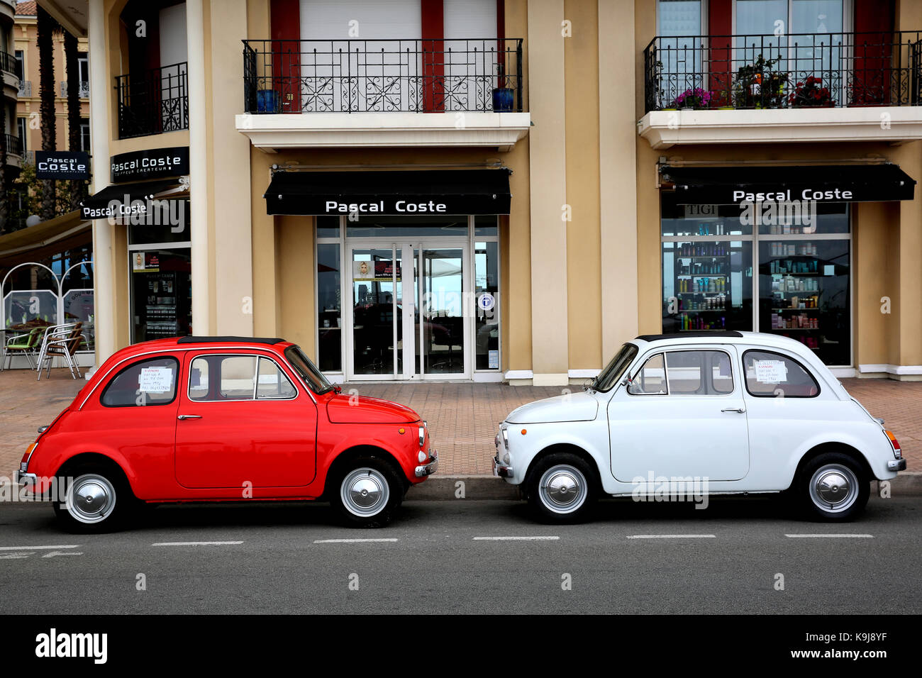 Menton Frankreich 14 Mai 16 Zwei Kleine Italienische Autos Fiat 500 Geparkt Auf Einem Parkplatz In Menton Das Rote Auto Ist Ein Fiat 500 R Und Den Weissen Ist Eine Von Fiat Stockfotografie Alamy