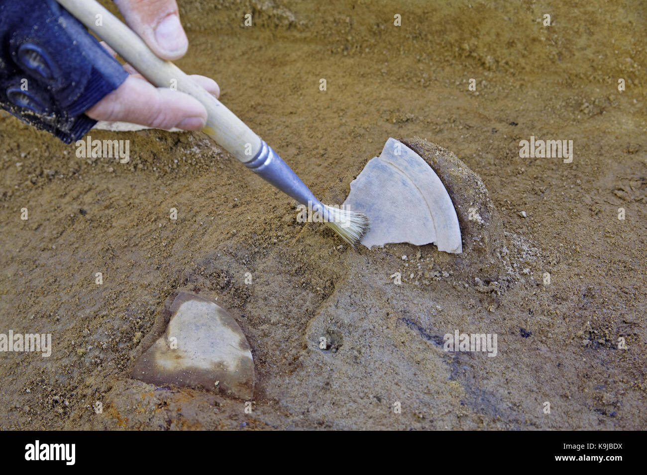 Eine gebrochene antike Bronze mirror ist eine archäologische auf mittelalterlichen Beerdigung finden Stockfoto