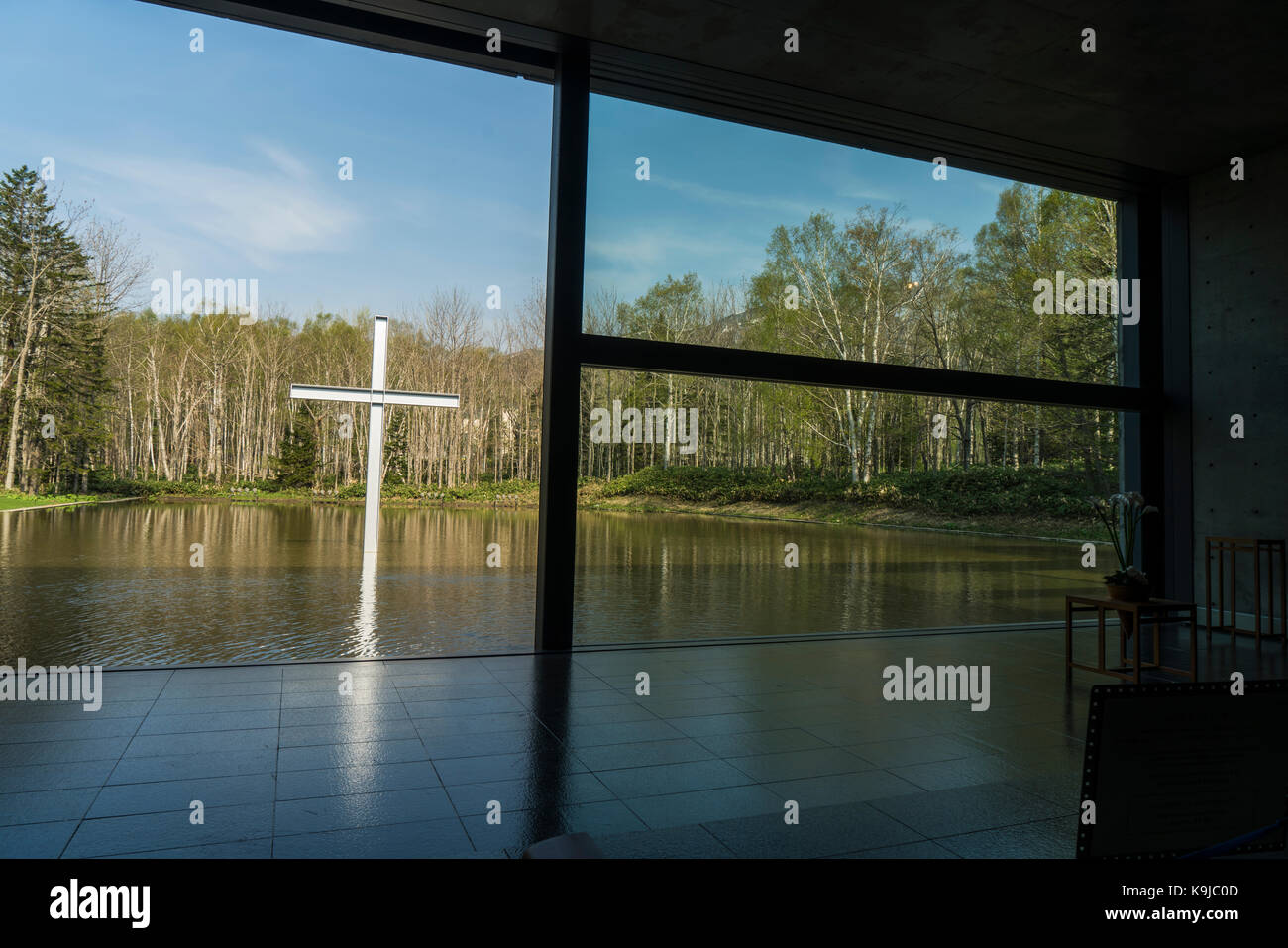 Kapelle auf dem Wasser, ein Werk des japanischen Architekten Tadao Ando, in Tomamu, Hokkaido, Japan Stockfoto