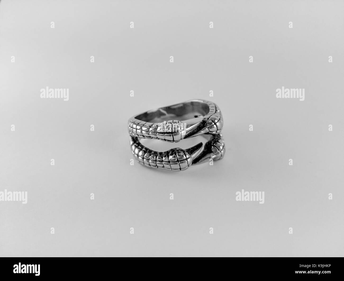 Silber, Metall, Drachen klaue Ring Stockfoto