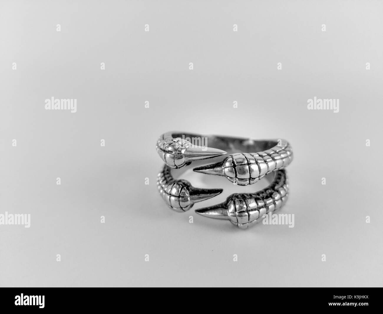 Silber, Metall, Drachen klaue Ring Stockfoto