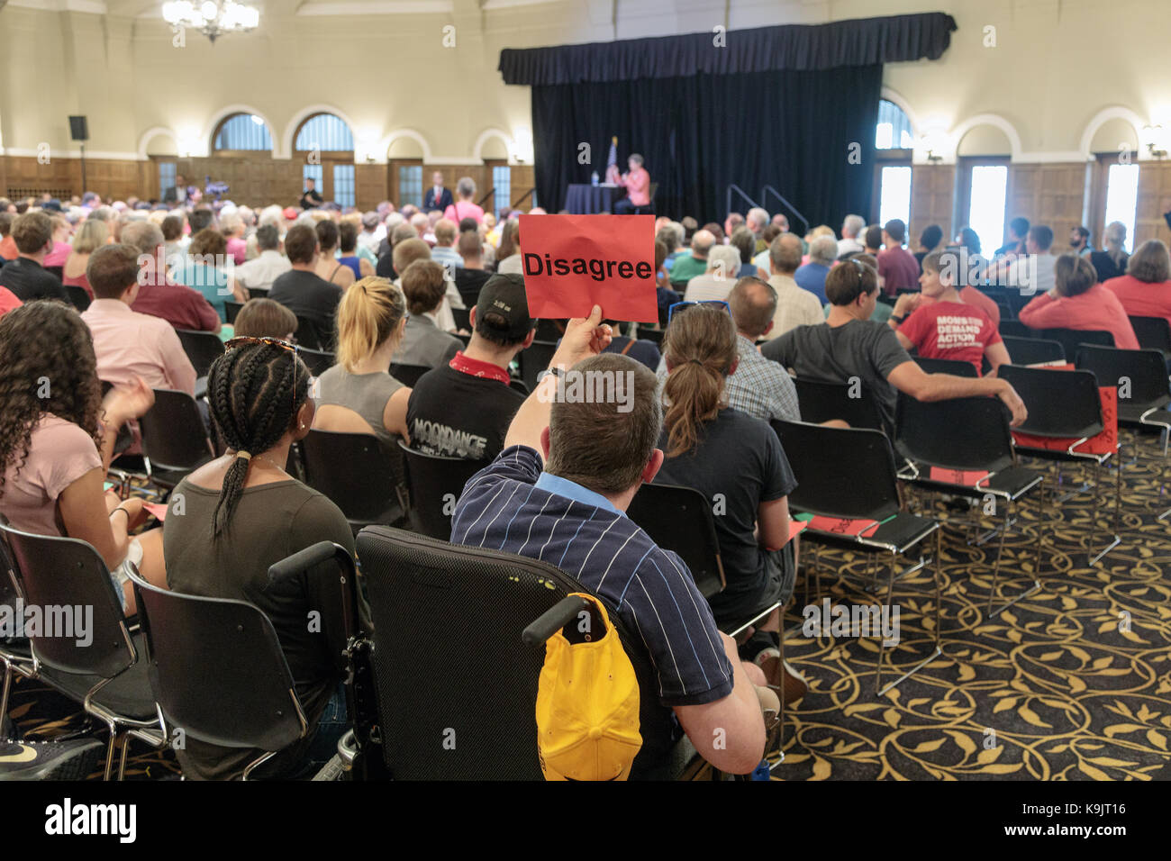 Iowa City, Iowa, USA. 22 Sep, 2017. Aufgebrachten Studenten und Mitarbeiter der Universität von Iowa besucht ein Town Hall Meeting in Iowa City, Iowa mit republikanischen Senator Joni Ernst. Bürger gegen eine bevorstehende Votum des Senats auf der Graham-Cassidy Health Care Bill, deren Aufhebung würde viel von der ACA (OBAMACARE) und durch staatliche Finanzhilfen. austauschen. Eine Person wurde von der Polizei und einigen anderen in Protest ging begleitet. Credit: Keith Turrill/Alamy leben Nachrichten Stockfoto