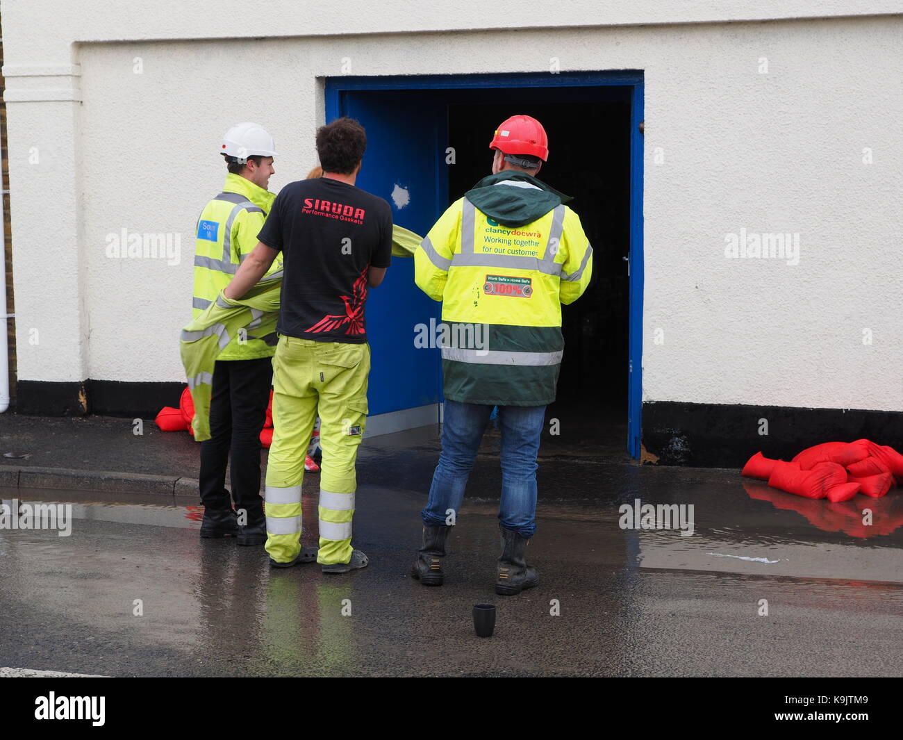 Sheerness, Kent, Großbritannien. 23 Sep, 2017. Polizei abgeriegelt Teil der Hohen Straße nach einer Wasserleitung Aufplatzen letzte Nacht. Wasser in diesen Räumlichkeiten. Credit: James Bell/Alamy leben Nachrichten Stockfoto