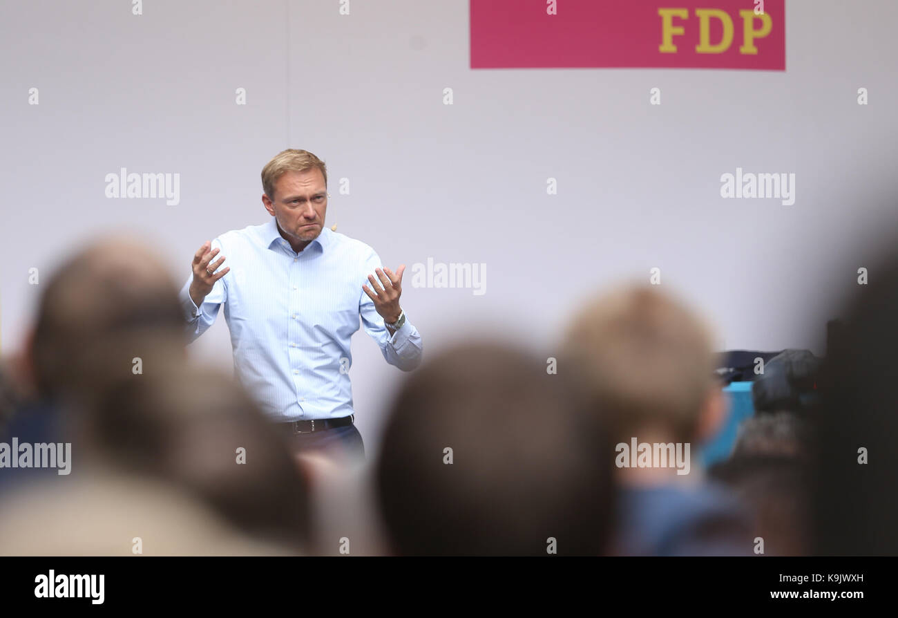 Düsseldorf, Deutschland. 23 Sep, 2017. Christian Lindner, der Bundesvorsitzende der FDP spricht während einer Wahlkampfveranstaltung auf Schadow Plaza in Düsseldorf, Deutschland, 23. September 2017. Credit: Ina Faßbender/dpa/Alamy leben Nachrichten Stockfoto