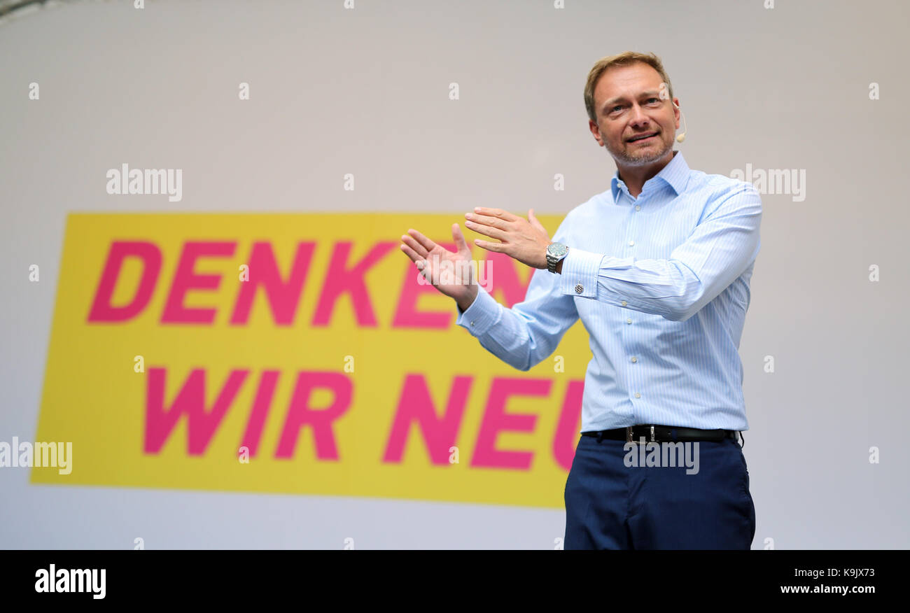 Düsseldorf, Deutschland. 23 Sep, 2017. Christian Lindner, der Bundesvorsitzende der FDP spricht während einer Wahlkampfveranstaltung auf Schadow Plaza in Düsseldorf, Deutschland, 23. September 2017. Credit: Ina Faßbender/dpa/Alamy leben Nachrichten Stockfoto