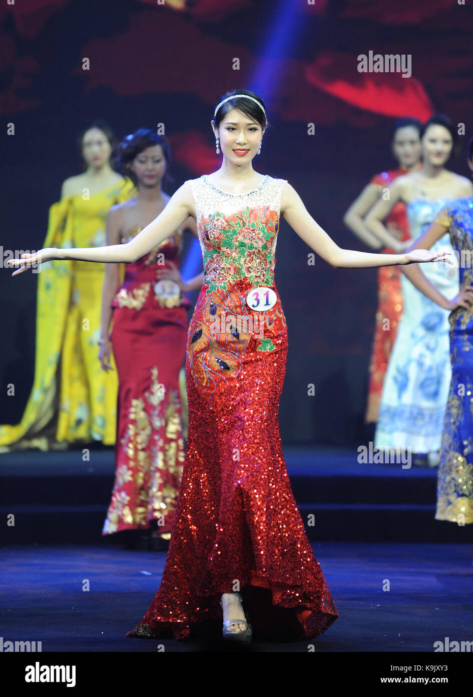 Peking, China. 23 Sep, 2017. Kandidaten konkurrieren in der cheongsam Sitzung während der Final der Miss International China 2017 in Peking, der Hauptstadt von China, Sept. 23, 2017. Von Wang Chengxu aus der ostchinesischen Provinz Shandong gewann die Meister und wird China in das Finale der 57 Miss internationalen Schönheitswettbewerb zu konkurrieren. Quelle: Ren Michael Wicke/Xinhua/Alamy leben Nachrichten Stockfoto