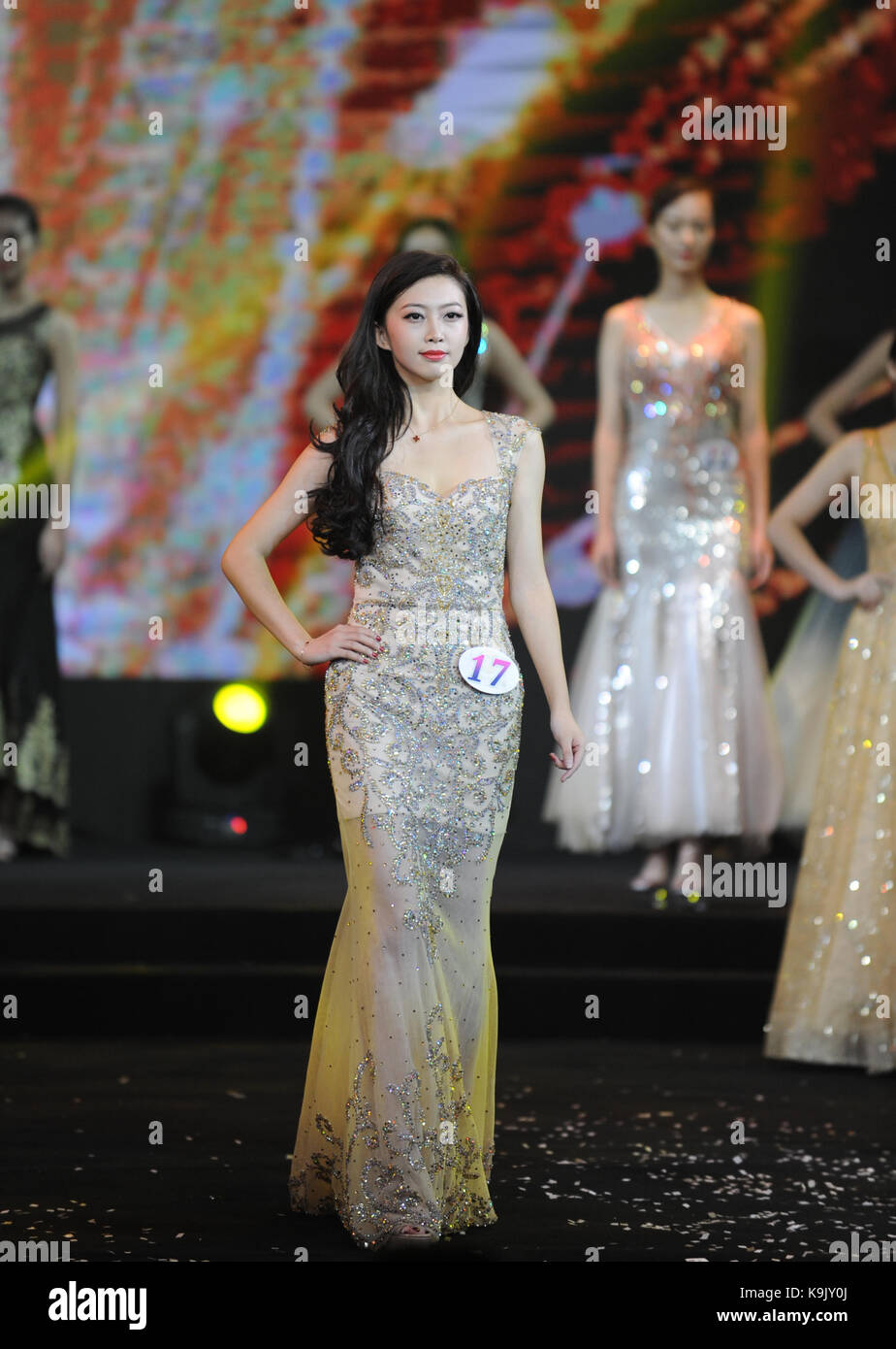 Peking, China. 23 Sep, 2017. Kandidaten konkurrieren im Abendkleid Sitzung während der Final der Miss International China 2017 in Peking, der Hauptstadt von China, Sept. 23, 2017. Von Wang Chengxu aus der ostchinesischen Provinz Shandong gewann die Meister und wird China in das Finale der 57 Miss internationalen Schönheitswettbewerb zu konkurrieren. Quelle: Ren Michael Wicke/Xinhua/Alamy leben Nachrichten Stockfoto