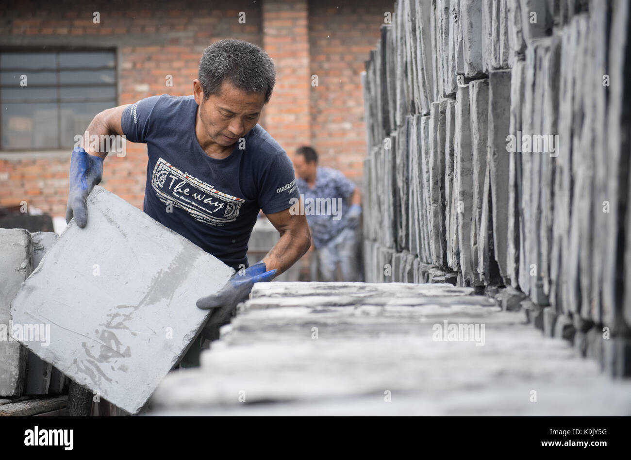 Conghua, der chinesischen Provinz Zhejiang. 23 Sep, 2017. Ein Arbeiter türmt sich Backsteine im Brennofen bei Shenjia Ganyao Township in Yokkaichi Grafschaft von Jiaxing City, der ostchinesischen Provinz Zhejiang, Sept. 23, 2017. Die Steine durch die Shenjia Brennofen an Ganyao Gemeinde produziert haben einen guten Ruf im ganzen Land durch seine Strenge. Der brennofen Erträge jetzt 600.000 Steine in verschiedenen Größen jedes Jahr. Die Technik des Shenjia Brennofen wurde als provinzielle immaterielles Kulturerbe, die von Zhejiang Provinz im Jahr 2006 aufgeführt. Credit: Weng Xinyang/Xinhua/Alamy leben Nachrichten Stockfoto