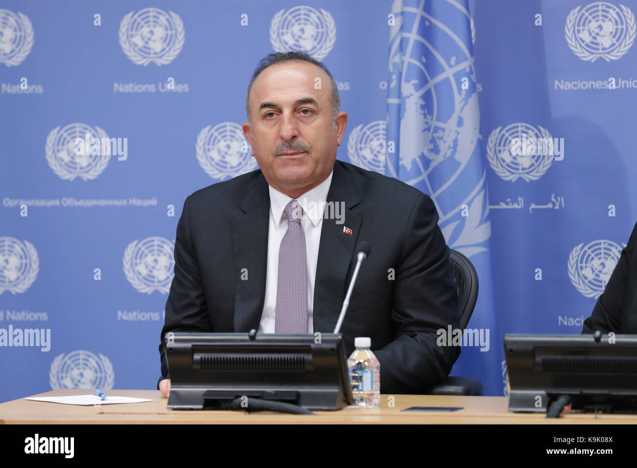 New York, NY, USA. 22 Sep, 2017. Vereinten Nationen, New York, USA, 22. September 2017 - Puten Außenminister, Mevlut Cavusoglu Schriftsatz Journalisten über die Unterzeichnung des Abkommens, die für die Errichtung des Technologie Bank für die am wenigsten entwickelten Länder (LDC) an das UN-Hauptquartier in New York City. Foto: Luiz Rampelotto/EuropaNewswire Credit: Luiz Rampelotto/ZUMA Draht/Alamy leben Nachrichten Stockfoto