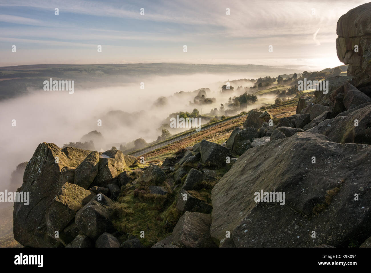 UK Wetter: Ilkley, West Yorkshire, UK. 23 Sep, 2017. Atmosphärische herbstlichen Nebel kriecht durch Wharfedale auf Ilkley Moor heute Morgen. Quelle: Rebecca Cole/Alamy leben Nachrichten Stockfoto