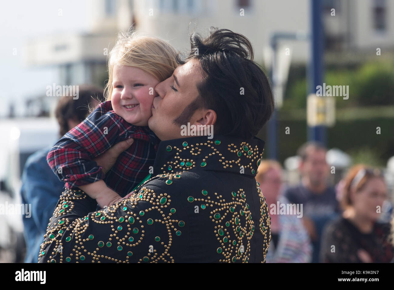 Elvis Presley Look-a-Like kissing Tochter an die Elvis Festival in Porthcawl, Wales Stockfoto