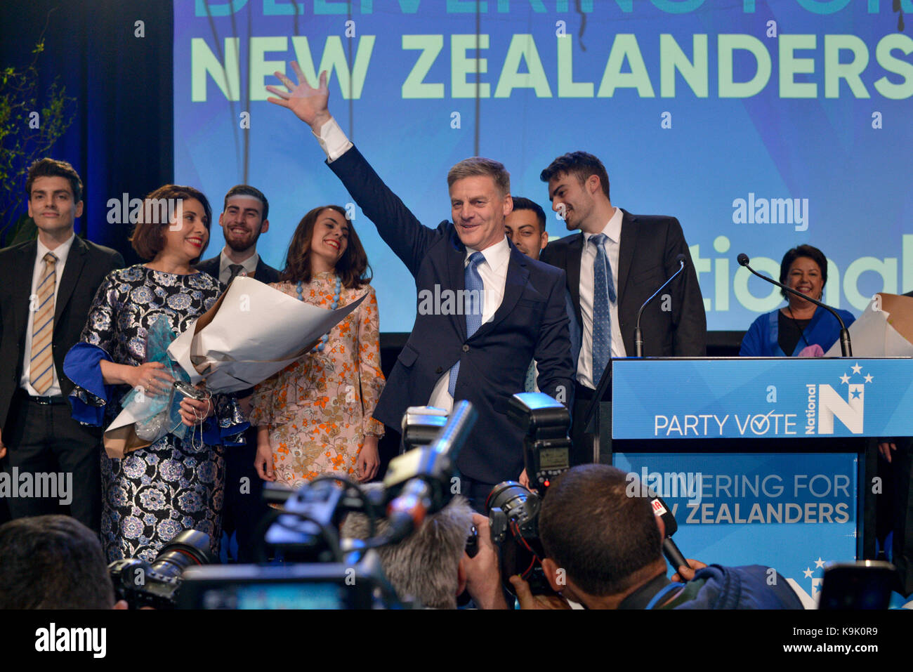 (170924) - Auckland, Sept. 24, 2017 (Xinhua) - der neuseeländischen Premierminister und National Party Leader Bill English (C) gibt, eine Rede zu Anhänger in Auckland, Neuseeland, Sept. 23, 2017. Parlamentarische Neuseelands Wahlen am Samstag Ertrag keine klare Sieger als Tally in den frühen Morgenstunden des Sonntags beendet, so dass die drittgrößte Partei mit 7,5 Prozent der Stimmen den königsmacher. Der regierenden nationalen Partei hat 46 Prozent der Partei stimmen, die Übertragung auf 58 Sitze in der 120-Kongress in einem Mixed-Member Proporzsystem, mit der oppositionellen Labour Party Rückstand. Stockfoto