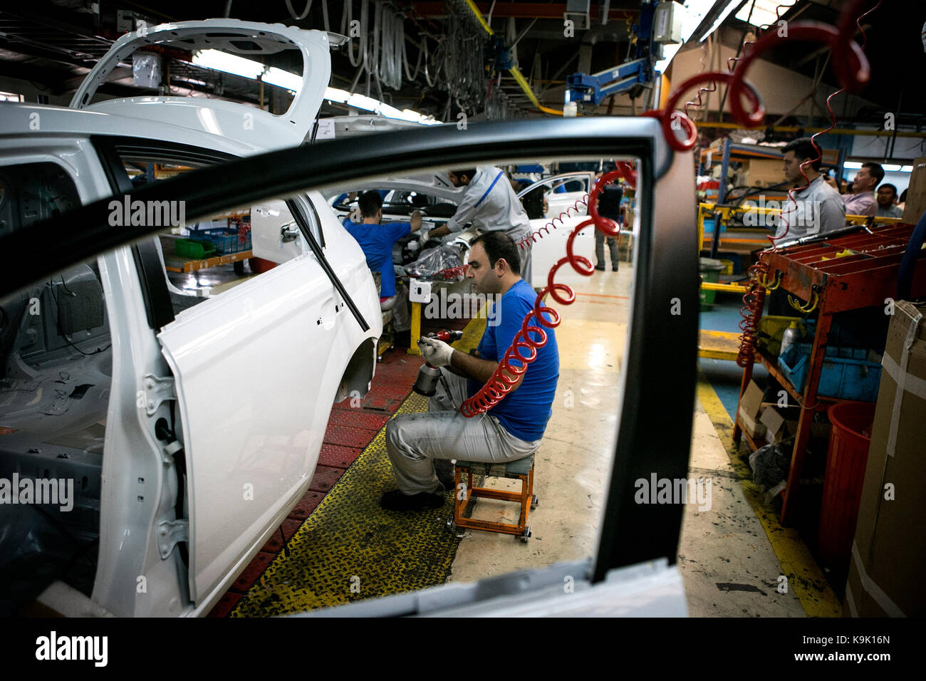 Teheran, Iran. 23 Sep, 2017. Iranische Mitarbeiter arbeiten auf ein Brilliance Auto an einem Fließband der Iranischen PARS KHODRO von Chinas Brilliance Auto in Teheran, Iran, Sept. 23, 2017 unterstützt. Die beiden Unternehmen, die behauptete, der Erfolg von Brilliance Auto Export von 80.000 Einheiten zu Iran am Samstag. Credit: Ahmad Halabisaz/Xinhua/Alamy leben Nachrichten Stockfoto