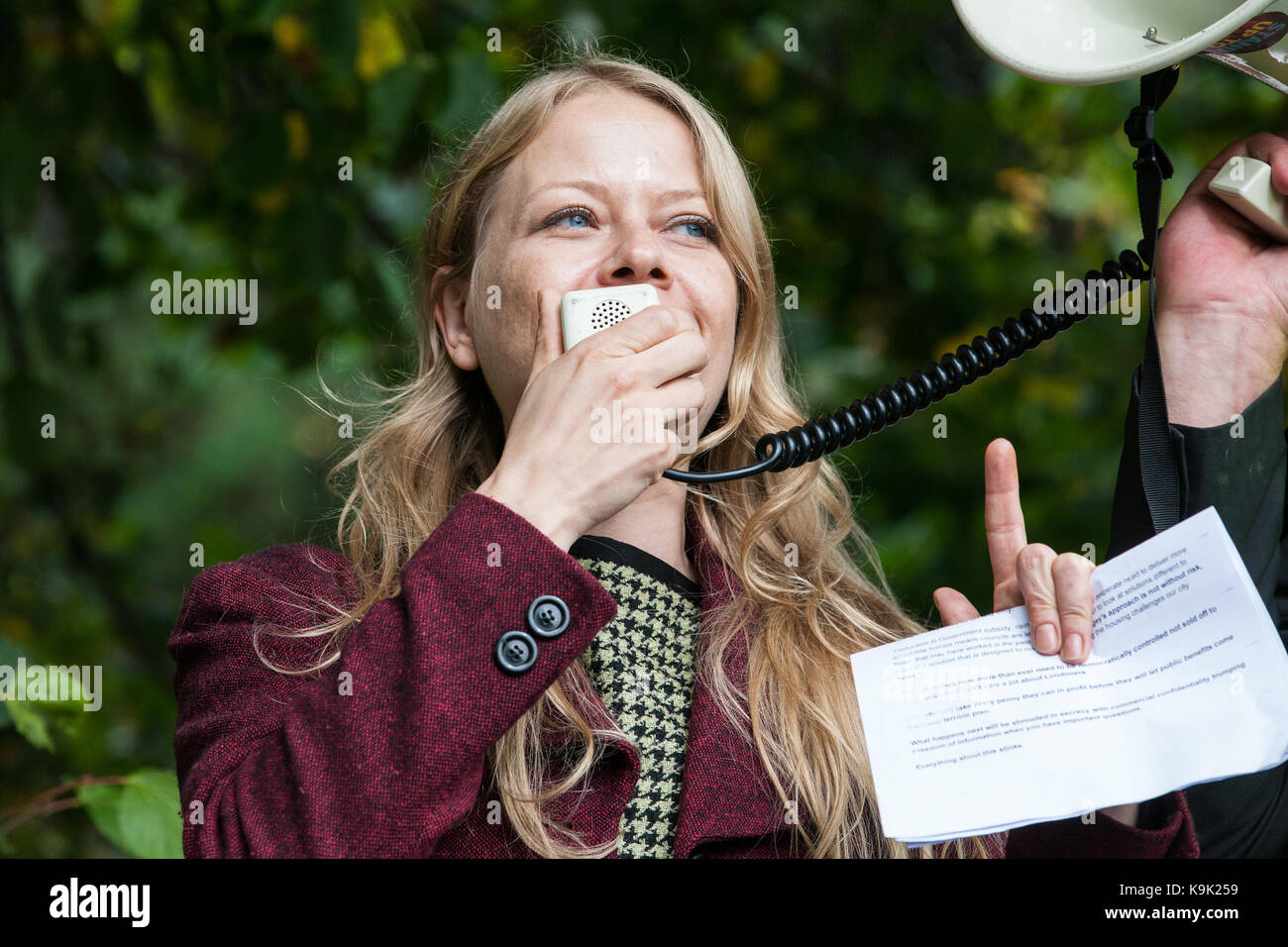 London, Großbritannien. 23 Sep, 2017. Sian Berry, Grüne Partei London Assembly Mitglied, Adressen Mitkämpfer für verbesserten sozialen Wohnungsbau zu einer Kundgebung nach einem Marsch von Sieben Schwestern zu Finsbury Park in Haringey aus Protest gegen die Übertragung von London Räte der Rat zu privaten Entwicklern Fincas und insbesondere Schritte von Haringey Eigentum und Vermögen an den Entwickler zu übertragen Lease durch die haringey Entwicklung Fahrzeug verleihen. Credit: Mark Kerrison/Alamy leben Nachrichten Stockfoto