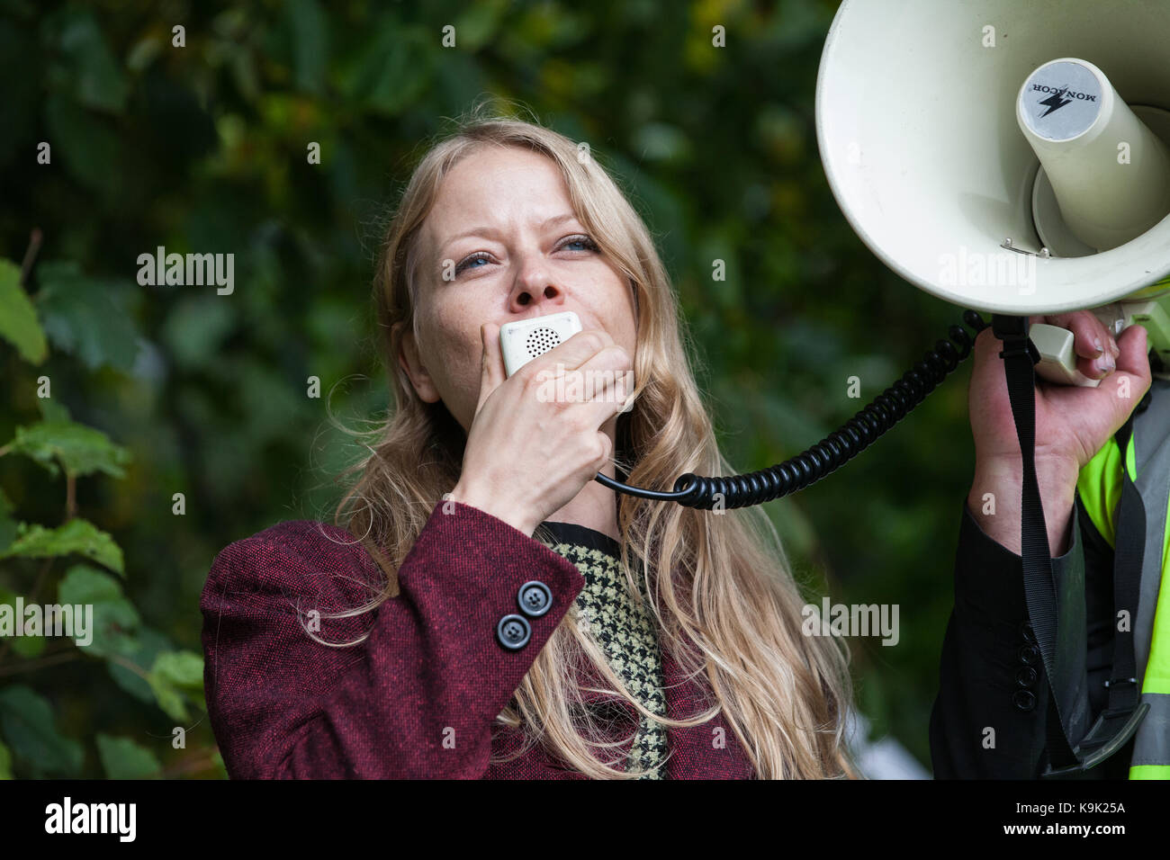 London, Großbritannien. 23 Sep, 2017. Sian Berry, Grüne Partei London Assembly Mitglied, Adressen Mitkämpfer für verbesserten sozialen Wohnungsbau zu einer Kundgebung nach einem Marsch von Sieben Schwestern zu Finsbury Park in Haringey aus Protest gegen die Übertragung von London Räte der Rat zu privaten Entwicklern Fincas und insbesondere Schritte von Haringey Eigentum und Vermögen an den Entwickler zu übertragen Lease durch die haringey Entwicklung Fahrzeug verleihen. Credit: Mark Kerrison/Alamy leben Nachrichten Stockfoto