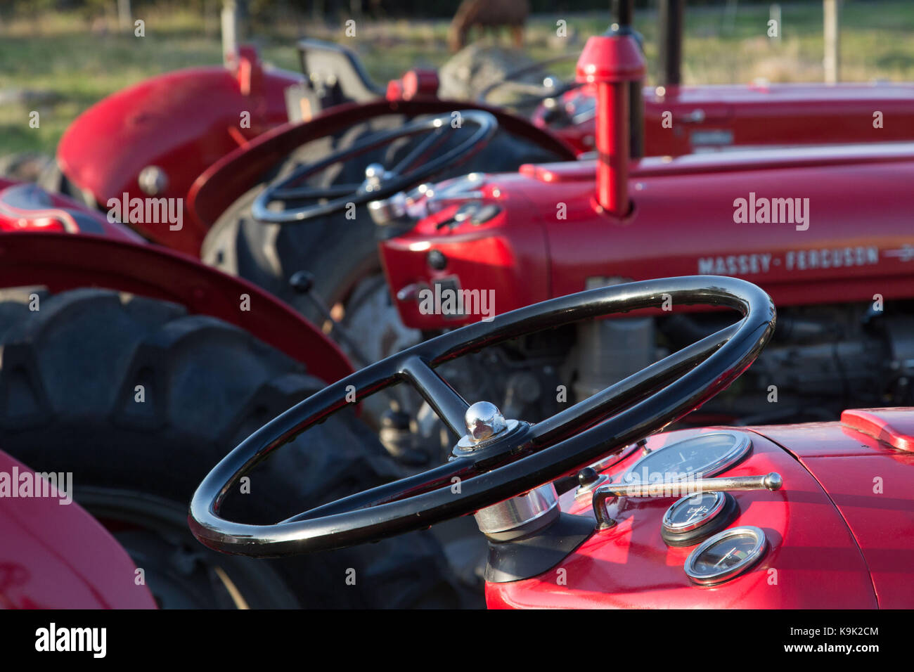 Åland-Inseln, Finnland. September 2017. Das Erntefest auf Åland befindet sich nun bereits im 30. Jahr und zieht jedes Jahr Tausende von Touristen aus dem gesamten nordischen Raum an die Ostsee. Dutzende von Farmen öffnen ihre Tore für die Öffentlichkeit und organisieren traditionelle Erntezeitspiele und produzieren. Im Bild: Die alte Milchbauernhof Mattas Gårdsmejeri hatte klassische Traktoren. Bild-Kredit: Rob Watkins/Alamy Live News Stockfoto