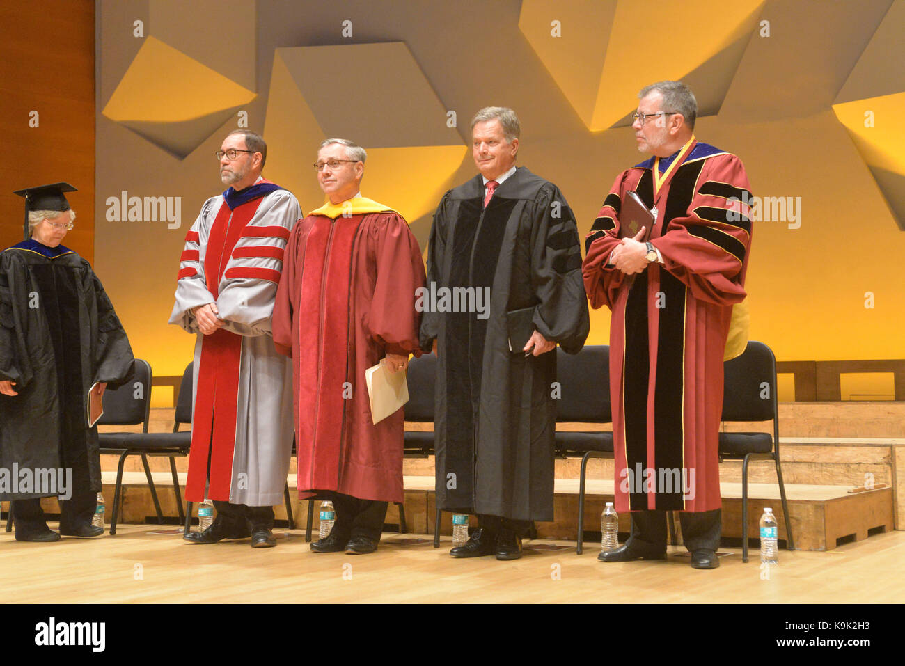 Minneapolis, Minnesota, USA. 23 Sep, 2017. Präsident von Finnland, SAULI NIINISTO, erhält Ehrendoktorwürde in Rechtswissenschaften von der Universität von Minnesota am Orchester Halle. Von Dean E. Johnson, U von M Regent, Eric W. Kaler, Präsident der U von M. Einführungen von John J. Coleman, Dekan der Hochschule der Freien Künste und James A. Parente, Direktor des Zentrums für Deutsche und Europäische Studien vorgestellt. Credit: Sean Smuda/ZUMA Draht/ZUMAPRESS.com/Alamy leben Nachrichten Stockfoto