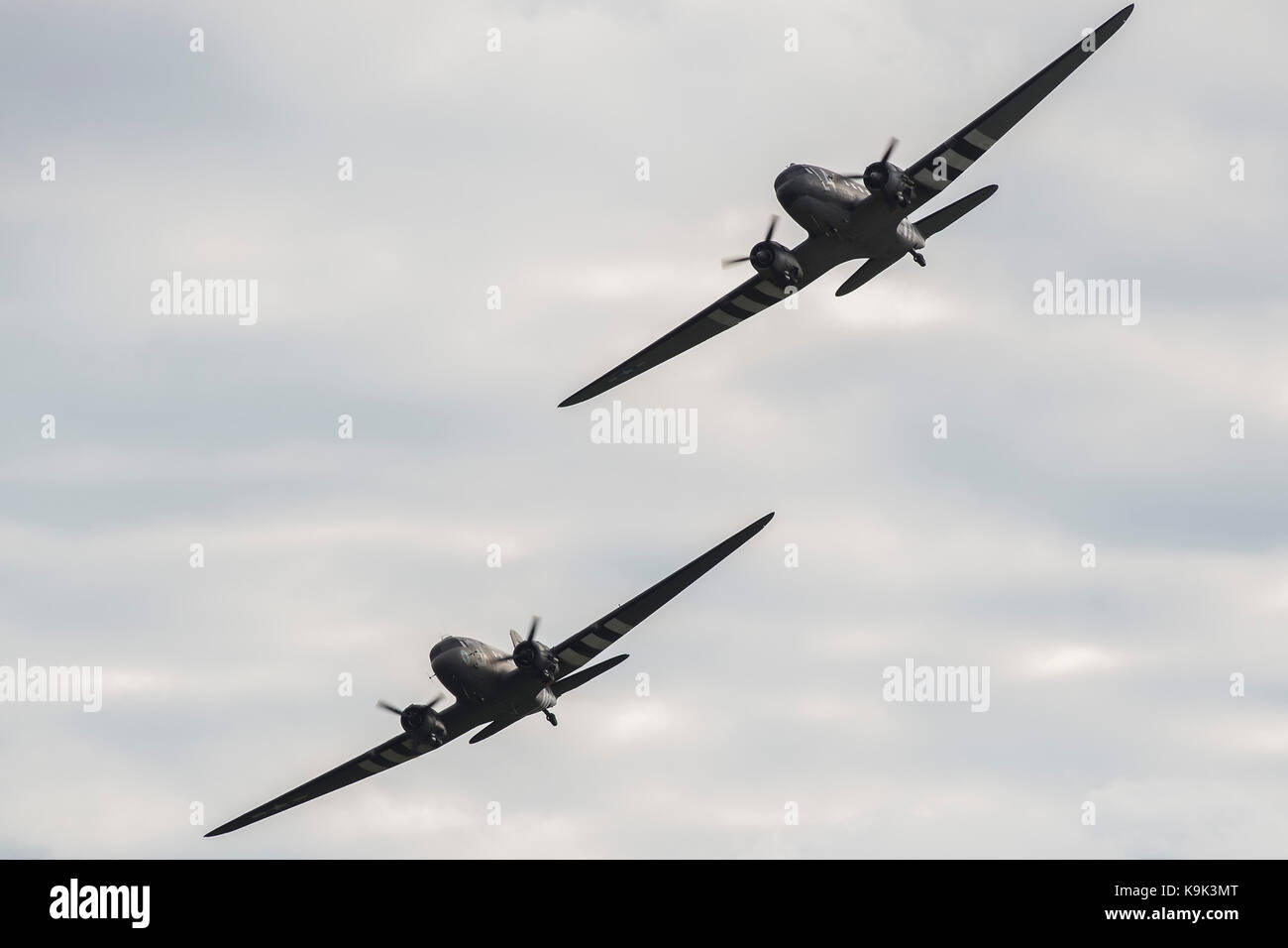 Duxford, England. 23 Sep, 2017. Dakotas fliegen Vergangenheit - Duxford die Schlacht um England Air Show statt, während das Imperial War Museum (IWM) Duxford Hundertjahrfeier. Der duxford Prinzip Rolle als Zweiten Weltkrieg fighter Station in der Schlacht von Großbritannien Air Show um mehr als 40 historische Flugzeuge in den Himmel gefeiert wird. Credit: Guy Bell/Alamy leben Nachrichten Stockfoto