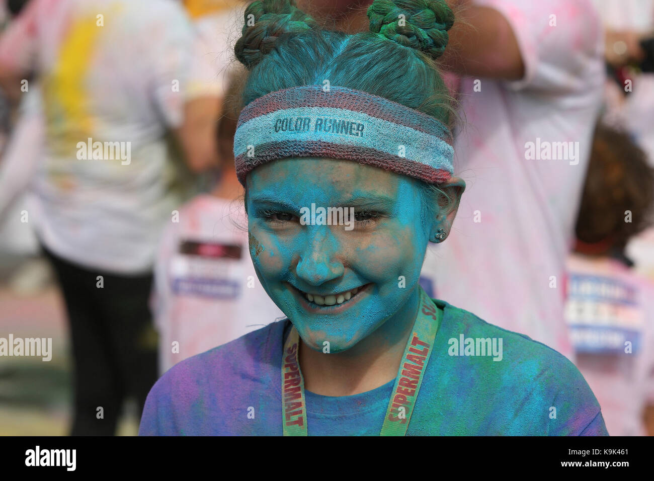 Ein junger Läufer an der Brighton 5k Farbe, Madeira Drive, Brighton, UK. Die Farbe auch als die "glücklichste 5k auf dem Planeten' bekannt ist der größte 5k Farbe Fun Run in der Welt mit Tausenden von Läufern feiern, Gesundheit, Glück, Freundschaft. Die offizielle Veranstaltung die Nächstenliebe ist die NSPCC childline Service. Seit ihrer Einführung im Jahr 1986, die Nächstenliebe hat ein Ort für Kinder zu machen, auch wenn es sich anfühlt wie sonst niemand zuhört. Die Teilnehmer Ziel jeder £100 £100 zu erheben ist, genug zu 25 Anrufe von den Kindern, die Hilfe benötigen. Credit: Malcolm Greig/Alamy leben Nachrichten Stockfoto