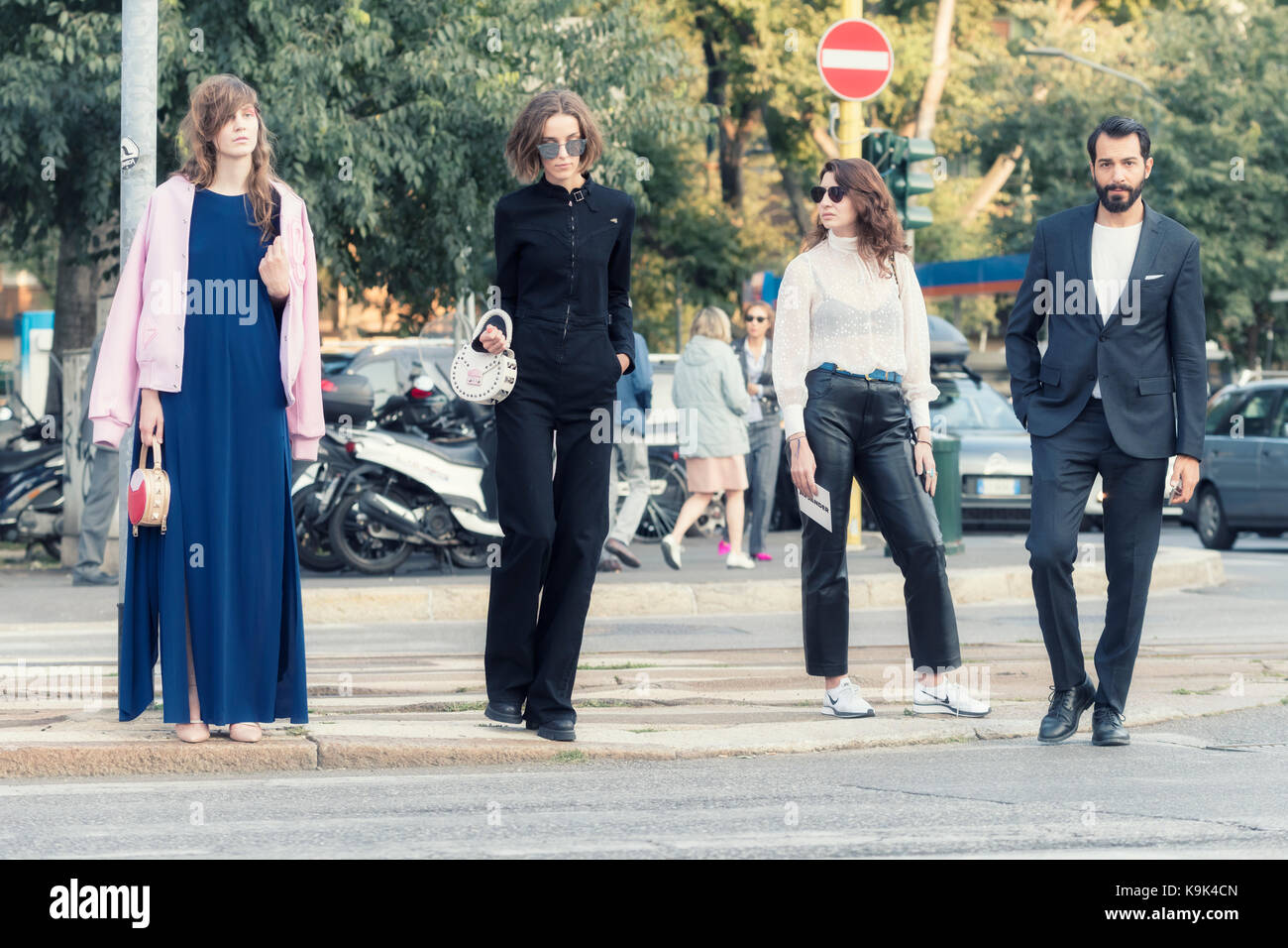 Mailand, Italien. 23 September, 2017, Modische Mädchen an Jil Sander fashion show in Mailand auf der Modewoche Credit: Federico Rostagno/Alamy leben Nachrichten Stockfoto