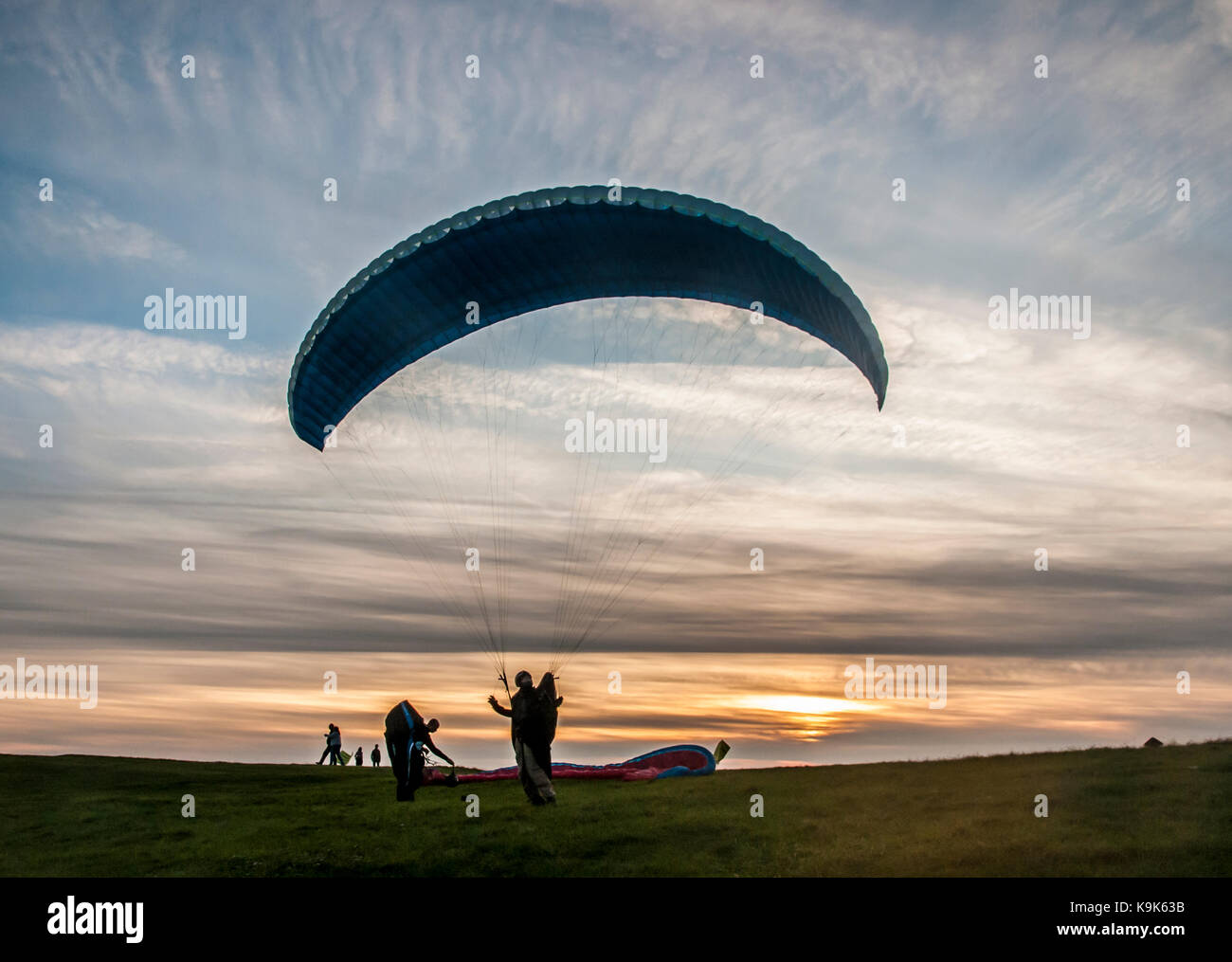 Eastbourne, East Sussex, Großbritannien. Sept. 2017. Spätere Bilder von Beachy Head on the South Downs als Wind aus dem Süden bieten perfekte Flugbedingungen. Ein paar Piloten flogen bis Sonnenuntergang in die Dämmerung und gaben spektakuläre Szenen. Stockfoto