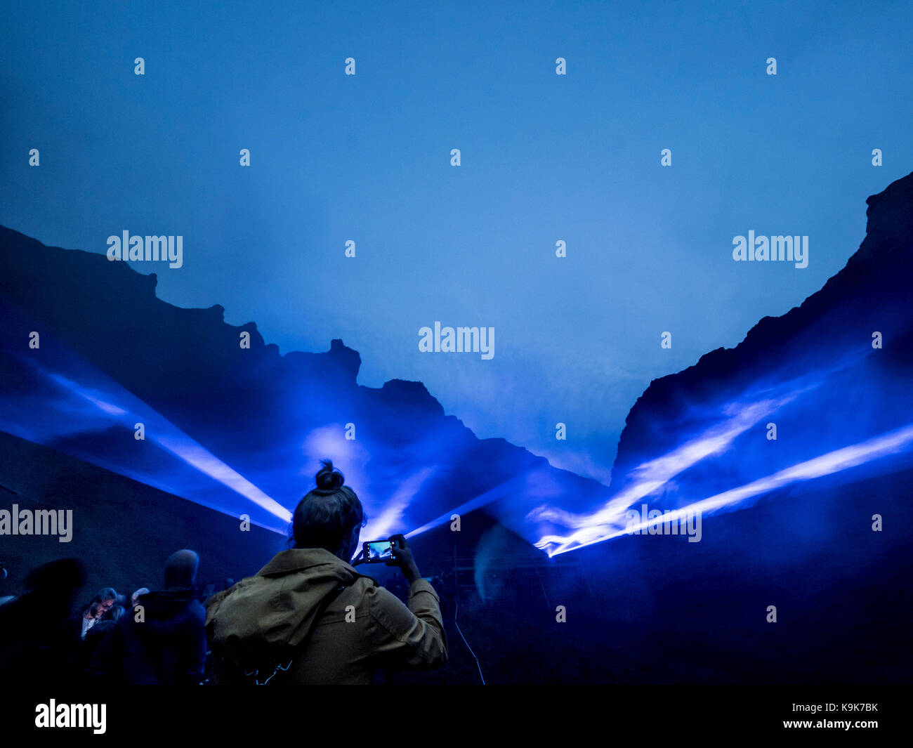Peak District, UK. 23. September, 2017. WATERLICHT, eine ehrgeizige und großen digitalen Installation von niederländischen Designer, Daan Roosegaarde beleuchtet die v-förmigen Tal von Winnats Pass, der als Gateway in Castleton und der Hoffnung Tal handelt. WATERLICHT nahezu überflutet Winnats Pass mit Licht und Rauch die geologischen Formationen der Standort und seine Geschichte als Tal einmal unter einem tropischen Meer versenkt zu offenbaren. Credit: Bailey-Cooper Fotografie/Alamy leben Nachrichten Stockfoto