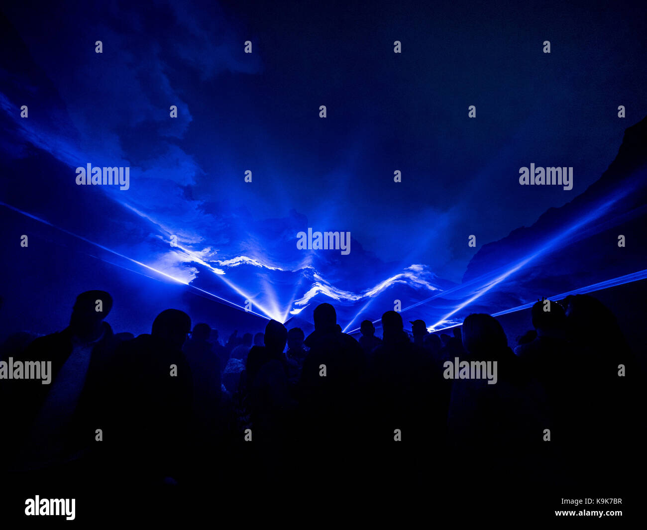 Peak District, UK. 23. September, 2017. WATERLICHT, eine ehrgeizige und großen digitalen Installation von niederländischen Designer, Daan Roosegaarde beleuchtet die v-förmigen Tal von Winnats Pass, der als Gateway in Castleton und der Hoffnung Tal handelt. WATERLICHT nahezu überflutet Winnats Pass mit Licht und Rauch die geologischen Formationen der Standort und seine Geschichte als Tal einmal unter einem tropischen Meer versenkt zu offenbaren. Credit: Bailey-Cooper Fotografie/Alamy leben Nachrichten Stockfoto
