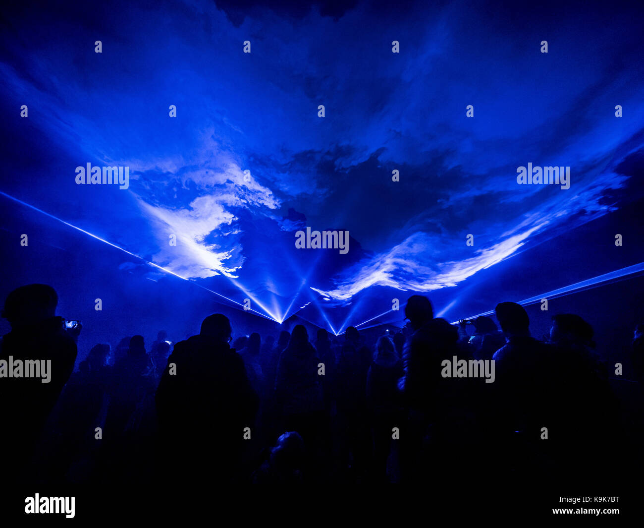 Peak District, UK. 23. September, 2017. WATERLICHT, eine ehrgeizige und großen digitalen Installation von niederländischen Designer, Daan Roosegaarde beleuchtet die v-förmigen Tal von Winnats Pass, der als Gateway in Castleton und der Hoffnung Tal handelt. WATERLICHT nahezu überflutet Winnats Pass mit Licht und Rauch die geologischen Formationen der Standort und seine Geschichte als Tal einmal unter einem tropischen Meer versenkt zu offenbaren. Credit: Bailey-Cooper Fotografie/Alamy leben Nachrichten Stockfoto