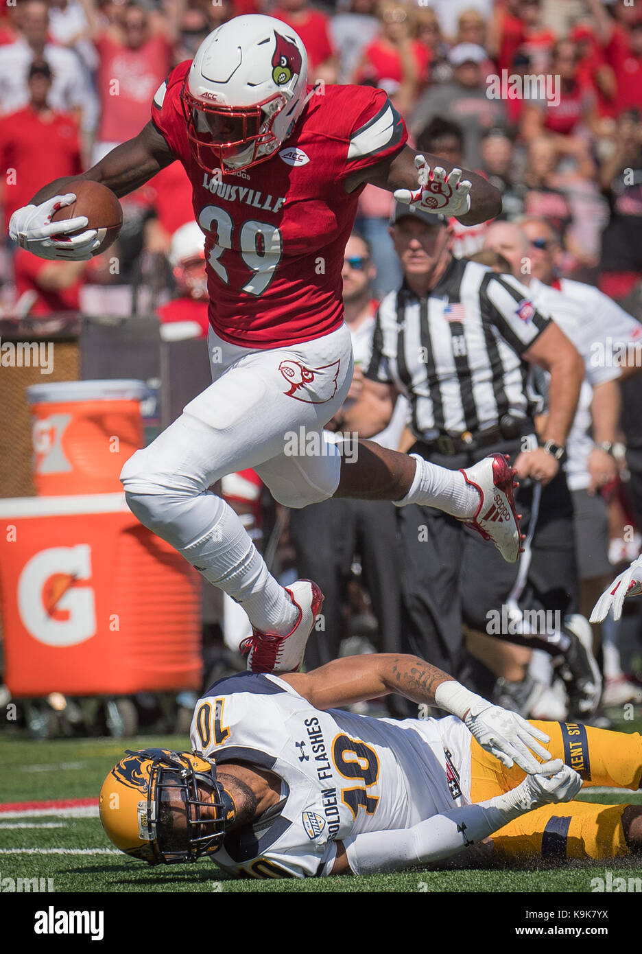 Louisville, Kentucky, USA. 23 Sep, 2017. Louisville Kardinäle cornerback Jaire Alexander (10) springt Kent State Golden blinkt Sicherheit Quan Robinson Jr. (10) während das Spiel in Louisville, Kentucky, Samstag, 23. September 2017. Credit: Bryan Woolston/ZUMA Draht/Alamy leben Nachrichten Stockfoto