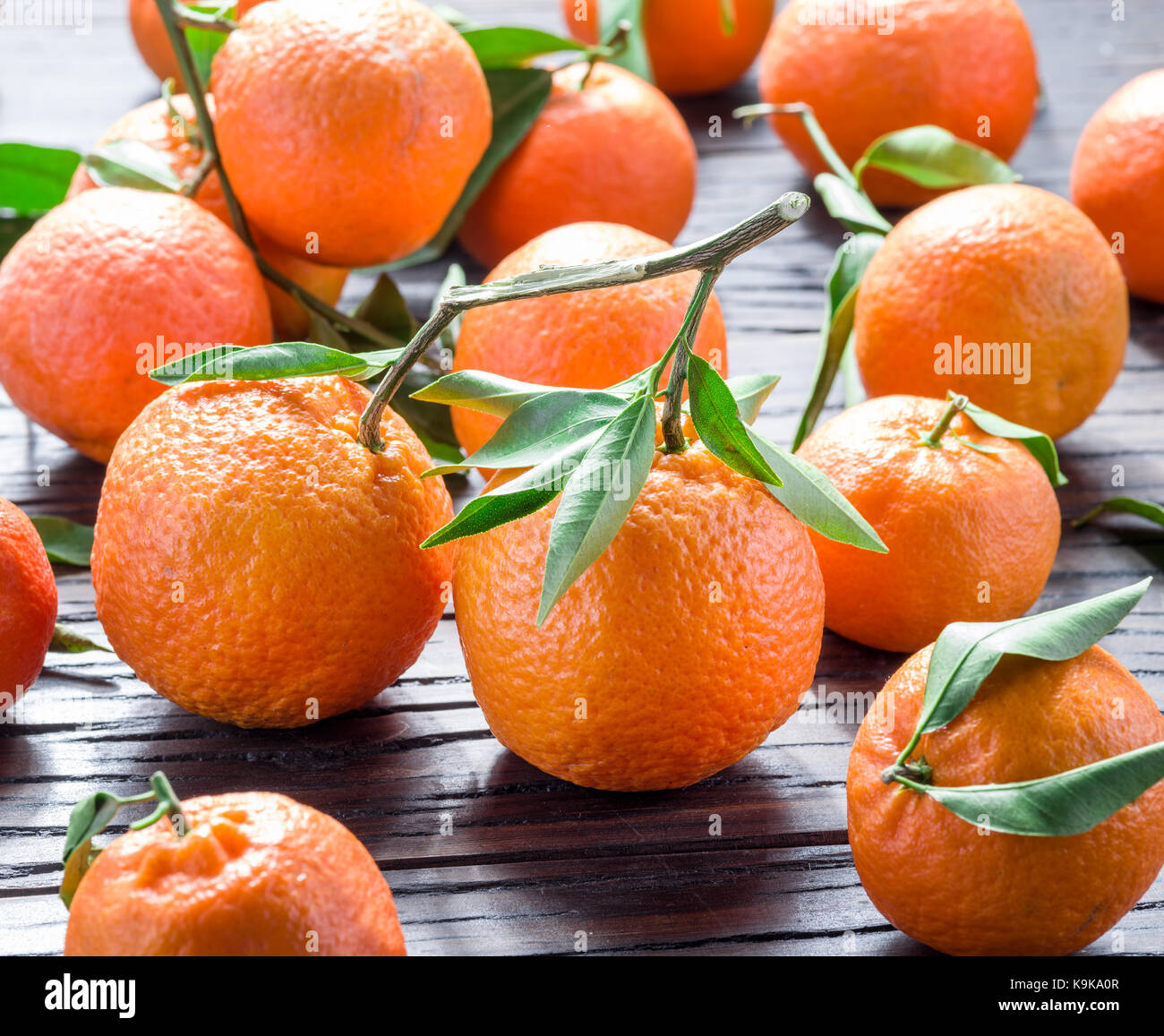Reife Mandarinen auf Holztisch. Stockfoto